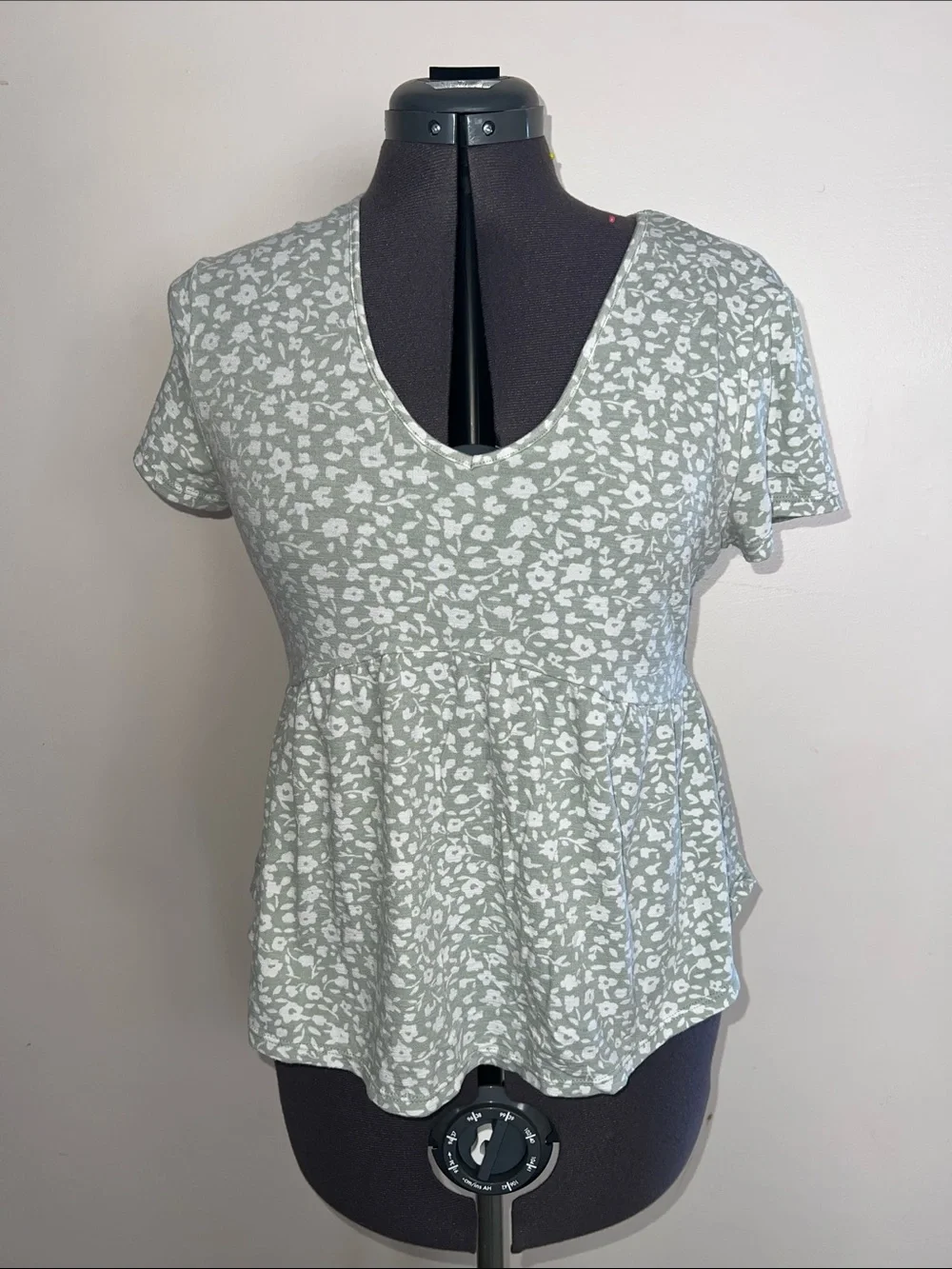 No Boundaries Sage Floral Peplum V-Neck Top - Picture 2 of 4